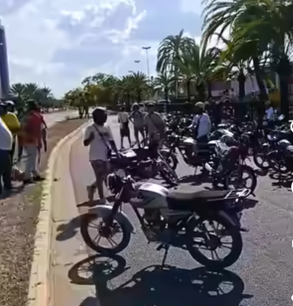Motorizados protestan en avenida Guayana por falta de combustible