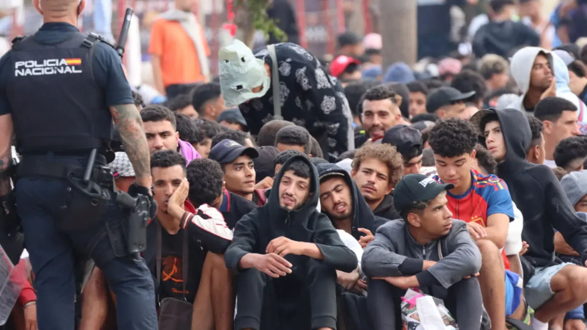 El Gobierno asegura que ya se han habilitado más de 3.300 plazas de las 6.000 previstas para la acogida de inmigrantes en Ceuta