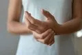 ¿Se te duermen las manos? Estas son las causas más frecuentes y las señales que no debes ignorar