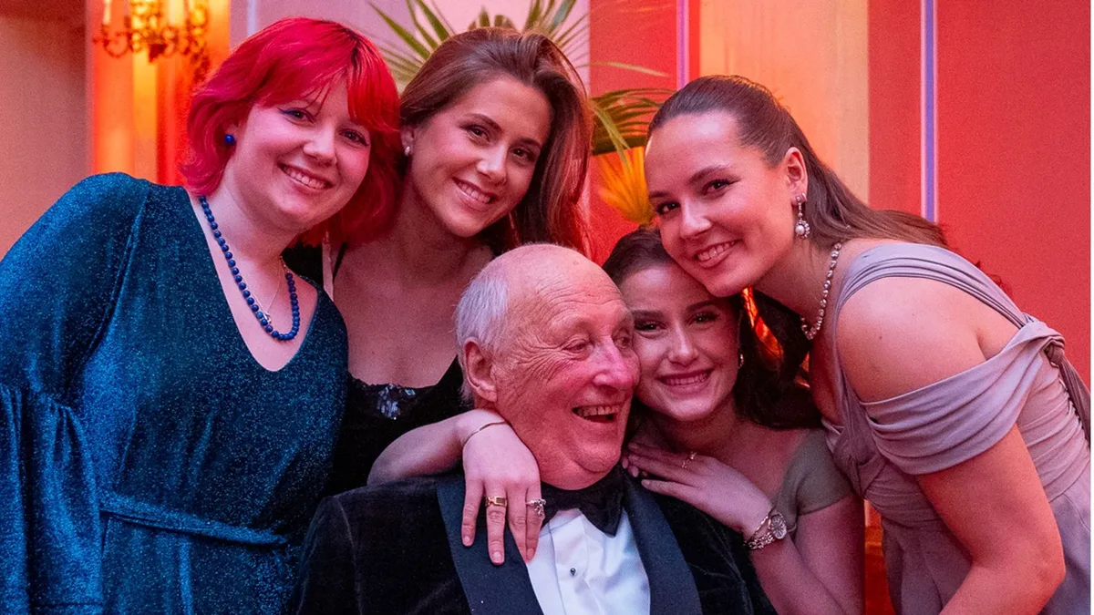 Harald V y las fotos con sus nietos y Marius Borg, que ahora han visto la luz y nos muestran una nueva faceta: "El tiempo juntos es lo más valioso que tenemos"