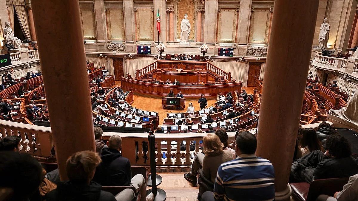 Parlamento discute isenção temporária do IVA sobre bens essenciais e fim das portagens nas pontes sobre o Tejo