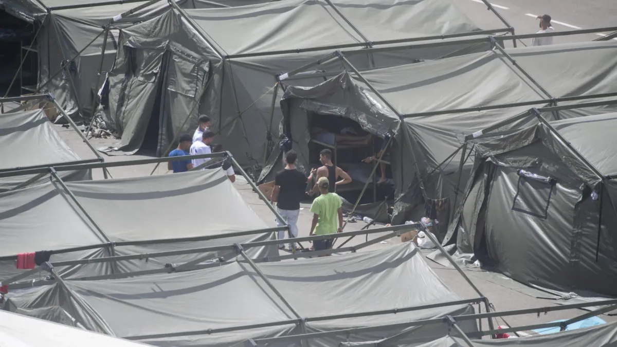 El Gobierno acuerda con Ceuta un listado de nuevos espacios para acoger inmigrantes tras las protestas vecinales