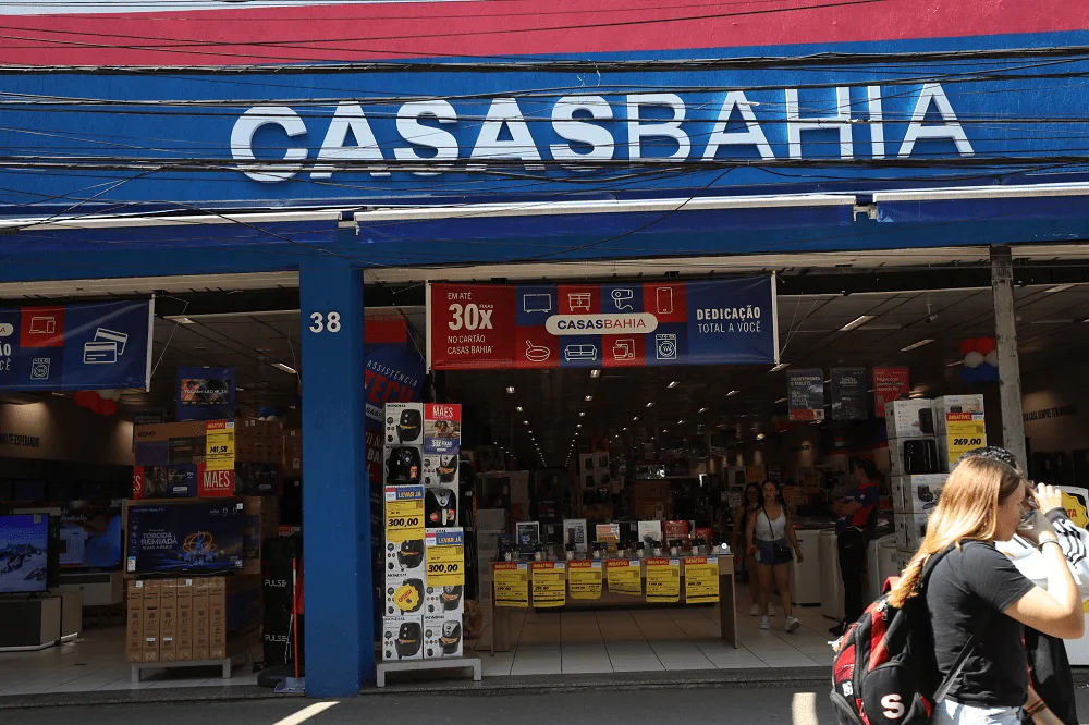 Casas Bahia tem prejuízo de R$ 10,1 bi, avalia pedir recuperação judicial e demite funcionários