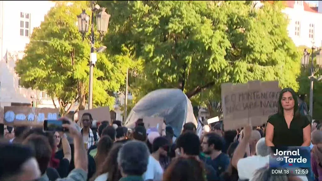 Centenas de pessoas passaram a noite em tendas no Rossio