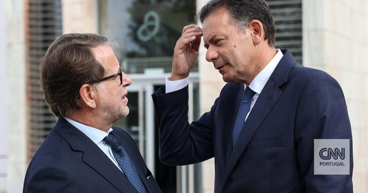 Ao lado de Luís Neves, Montenegro afirmou que o ministro está a fazer um "trabalho absolutamente extraordinário"