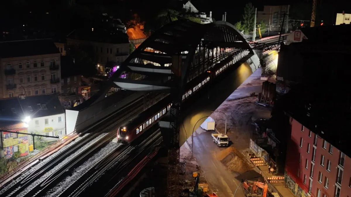 Nach XXL-Transport in Hamburg - Hier rollen die ersten Züge über die Sternbrücke