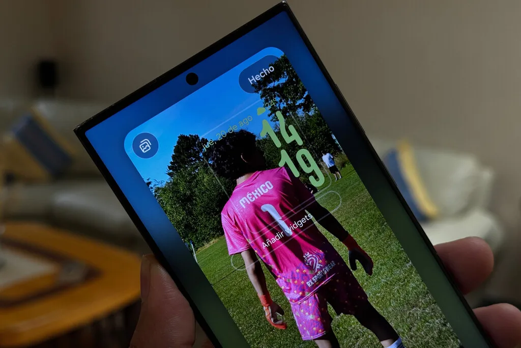 Esta función de Samsung hace que el reloj de la pantalla de bloqueo parezca parte de tu foto
