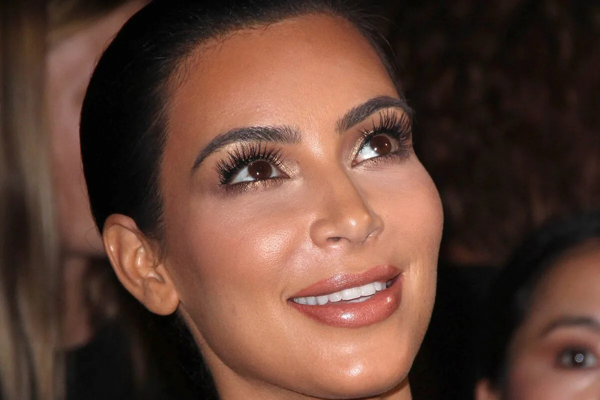 Kim Kardashian recebe 1 euro por assalto milionário em Paris
