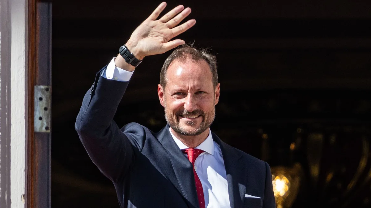Haakon de Noruega toma las riendas de la Corona en un despliegue militar que recuerda a su historia de amor con Mette-Marit