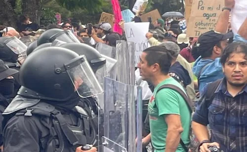 Investigan a 17 policías protesta del agua frente a Casa Jalisco; podrían ser separados del cargo
