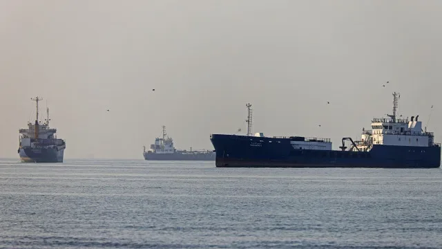 Navio-petroleiro com 15 tripulantes indianos atacado no estreito de Ormuz