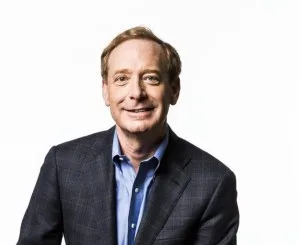 Leite e máquina de lavar têm mais regras que IA, diz presidente da Microsoft