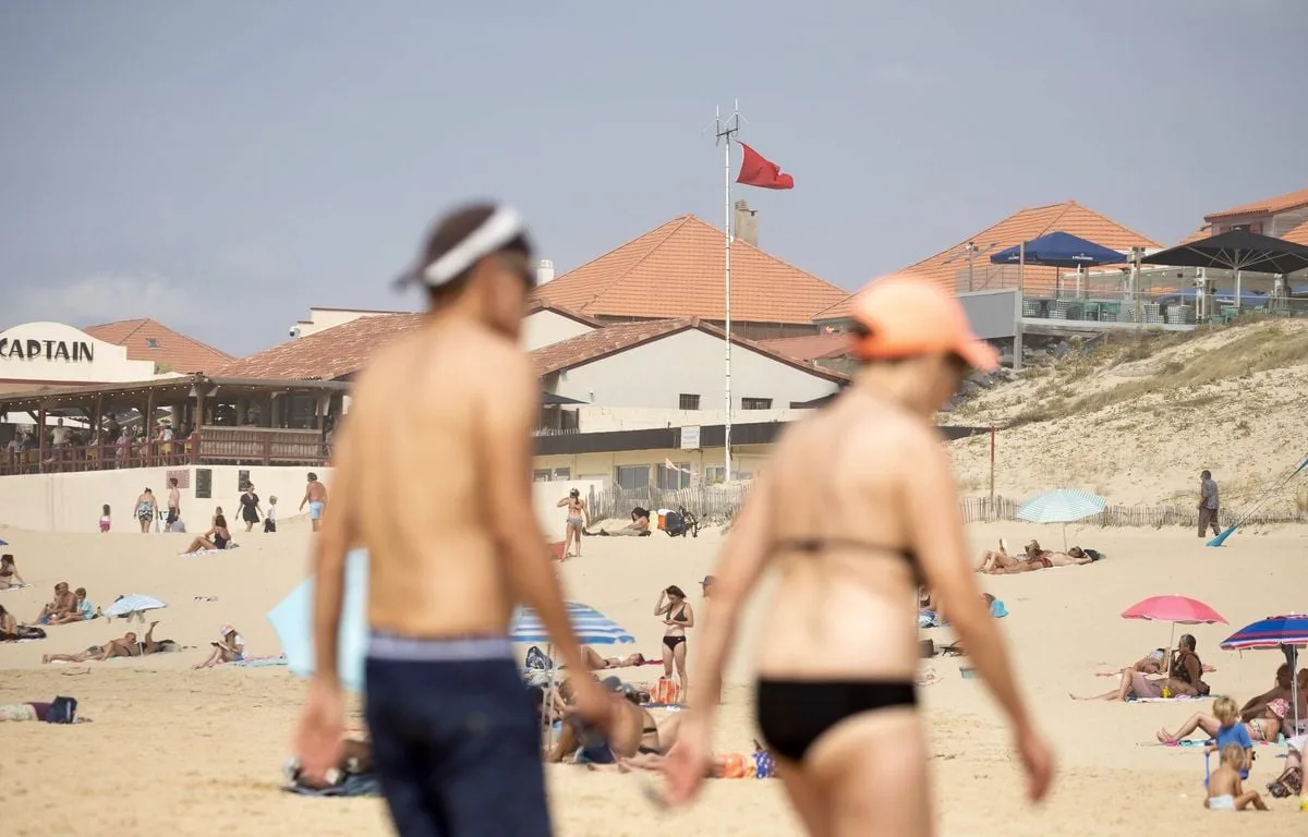 Attention, vous risquez une grosse amende si vous vous baignez sous un drapeau rouge