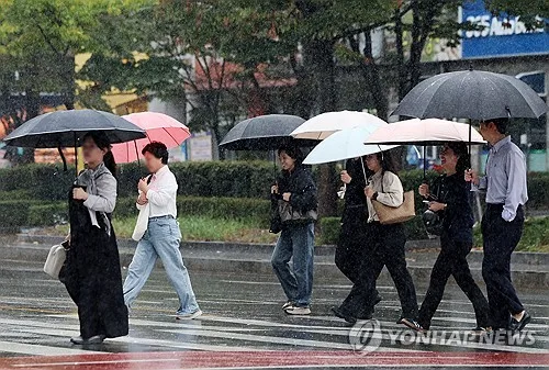 [날씨] 흐리고 비오는 일요일…시간당 최대 30㎜ 강한 비