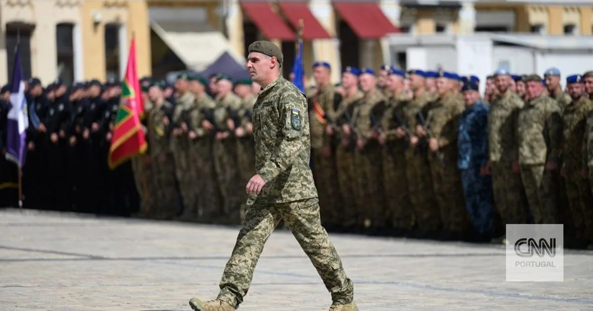 Sem capacete, sem colete e sob fogo: como um comandante ucraniano entrou na "zona da morte" para resgatar dois soldados feridos