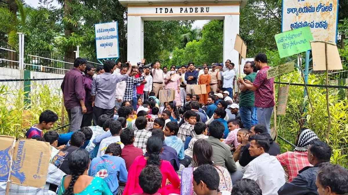 Protests erupt in Paderu over transfer of tribal students’ from residential school