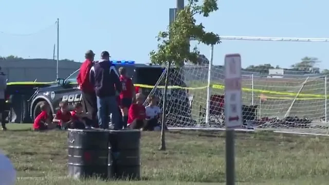 Mueren un niño y un adulto tras la irrupción de un vehículo en una cancha de Kansas