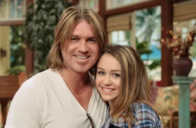 Billy Ray Cyrus apoia Miley (ex-Cyrus) após cantora abandonar sobrenome em nova fase