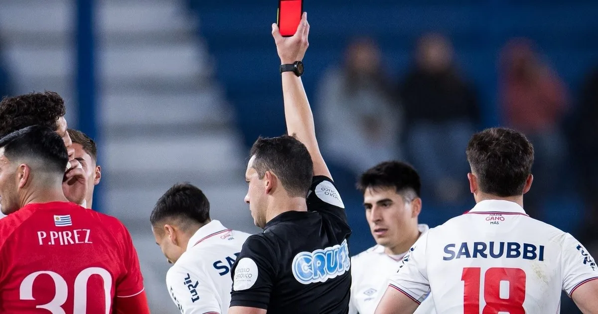 Debutó en Uruguay la tarjeta virtual, el invento que parece un celular y divide al fútbol: "Nos ayuda mucho"