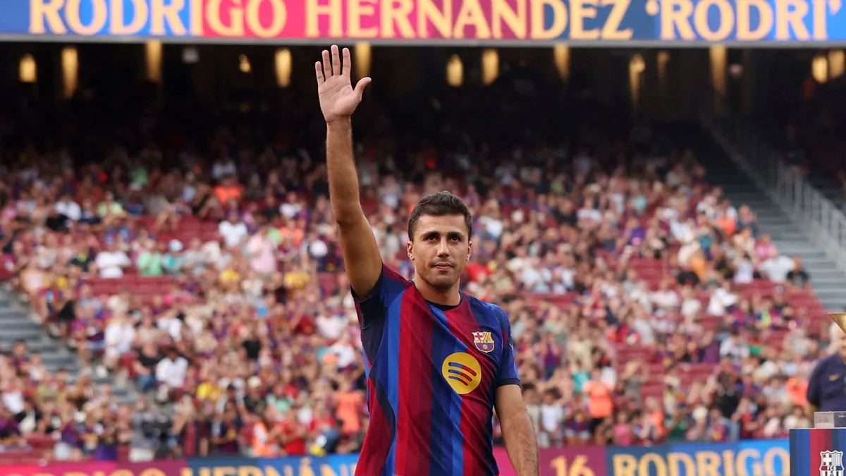 El FC Barcelona exalta la estelada ante la mirada de sus ocho españoles campeones del mundo