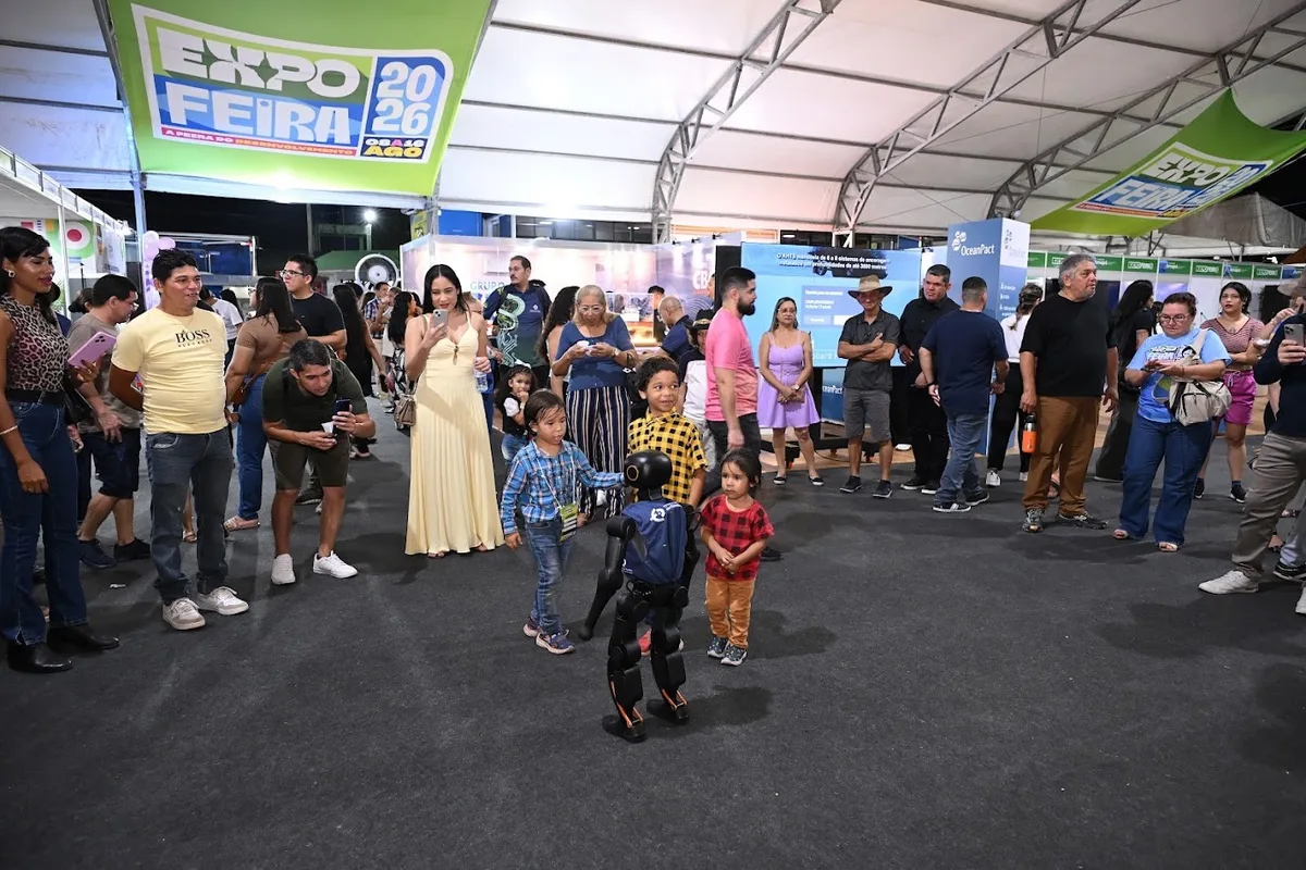 Robô 'Maicon' dança e surpreende visitantes na Expofeira do Amapá