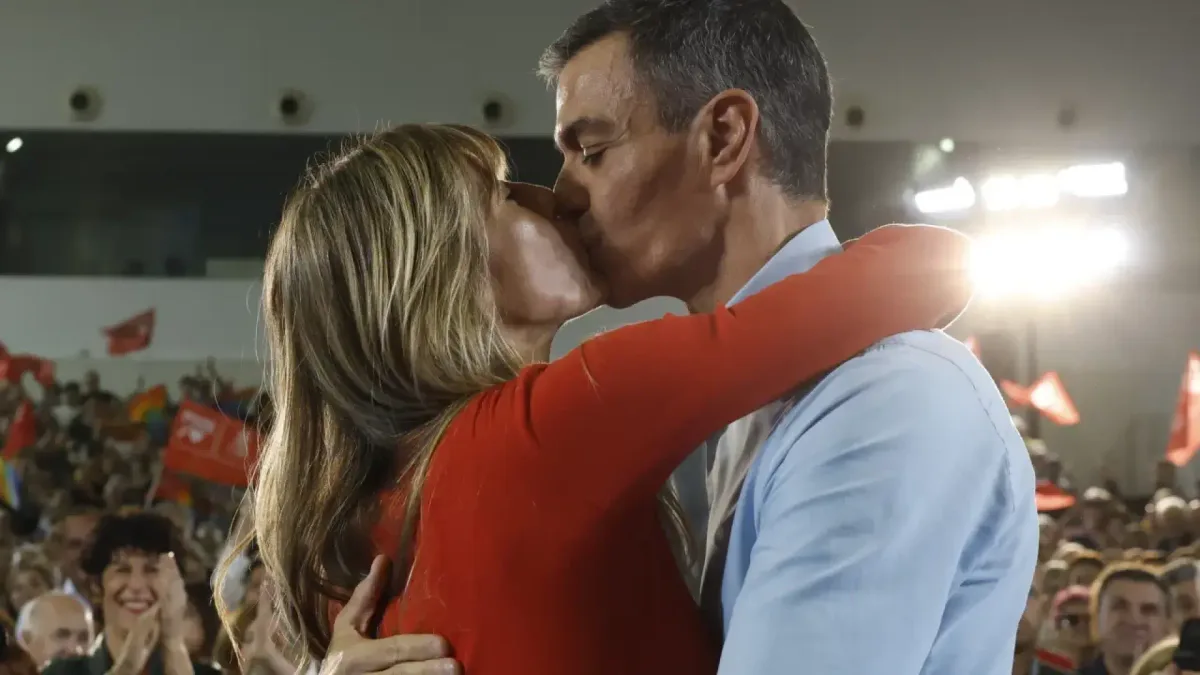 Sánchez hace de su mitin una declaración de amor a Begoña Gómez, a la espera de juicio: "Nos han intentado quebrar, que nos escuchen alto y claro, te quiero"
