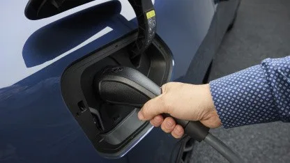 Bidirektionales Laden: Autoindustrie kritisiert Strombremse für PV-Anlagen