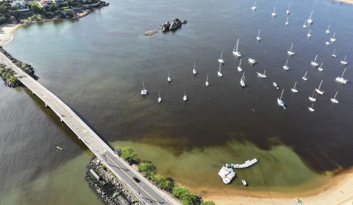 Mancha no mar: prefeitura multa Cesan em R$ 37,8 milhões, mas companhia contesta relação com o caso