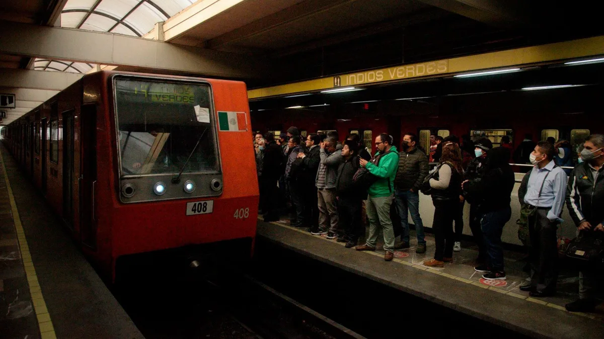 ¿Qué está pasando en el Metro y Metrobús hoy 13 de octubre?