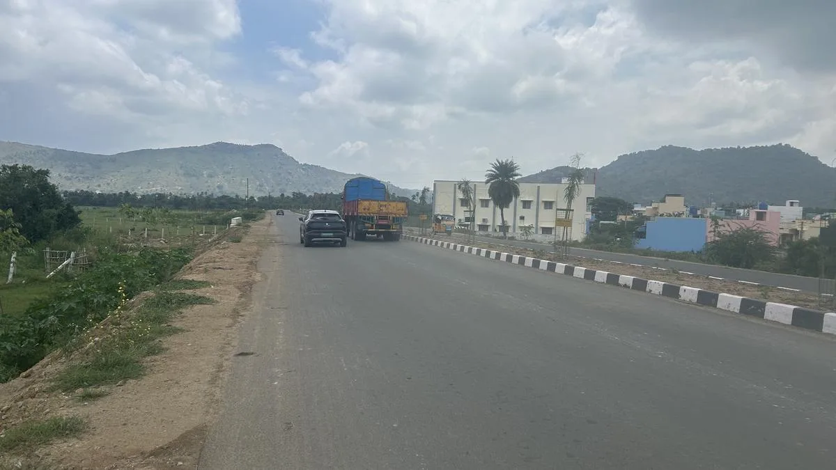 VIT to install 65 LED streetlights on Sathuvachari-VIT High Road in Vellore town to prevent accidents