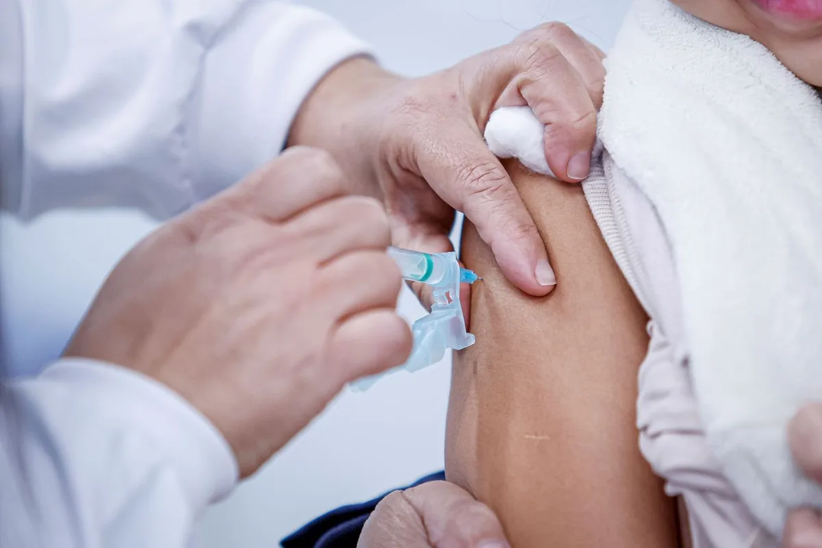 Quem pode tomar vacina contra pneumonia no SUS? Mensagem nas redes sobre liberação para maiores de 58 anos é falsa