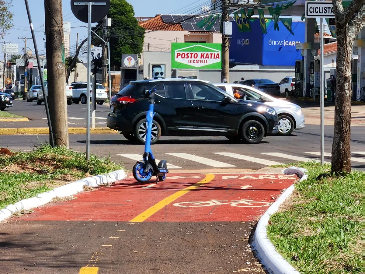 Com patinetes largados pela cidade, Câmara aprova regras para estacionamento