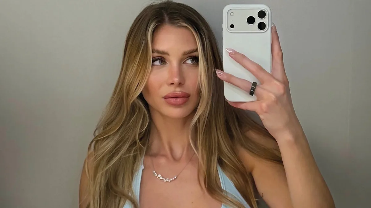 Microbikinis en tonos pasteles y cartera Louis Vuitton: los looks de Romina Malaspina en Miami