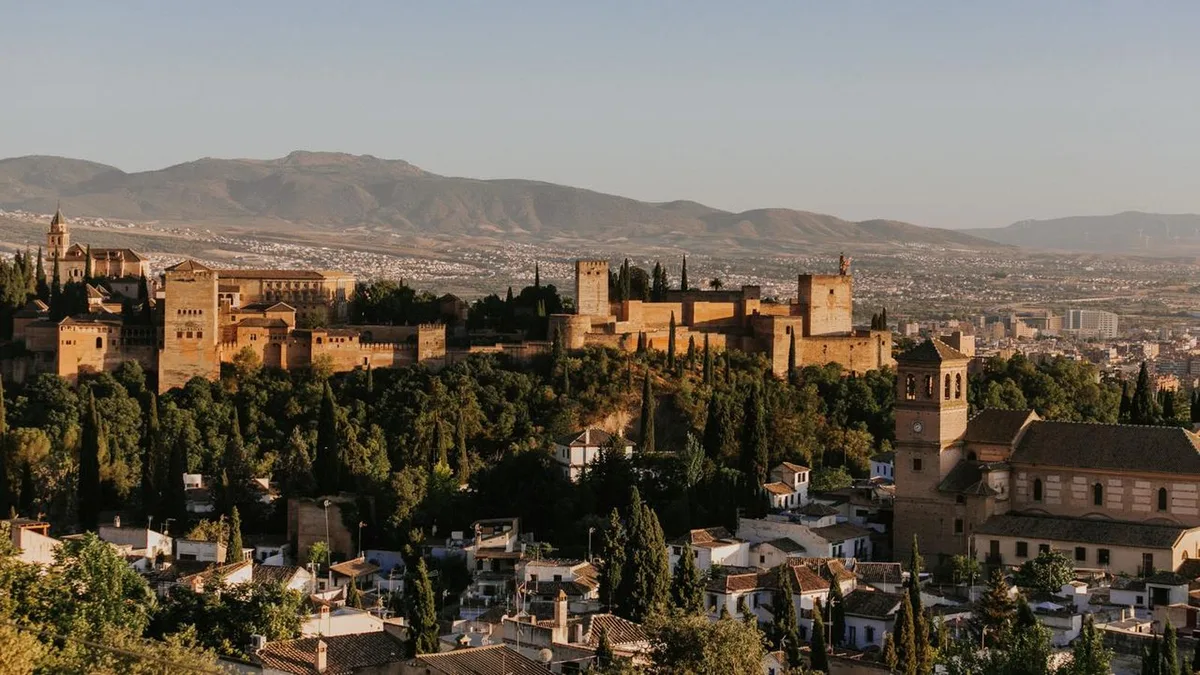La Alhambra "baila" con los terremotos: el secreto que la mantiene en pie desde hace siete siglos
