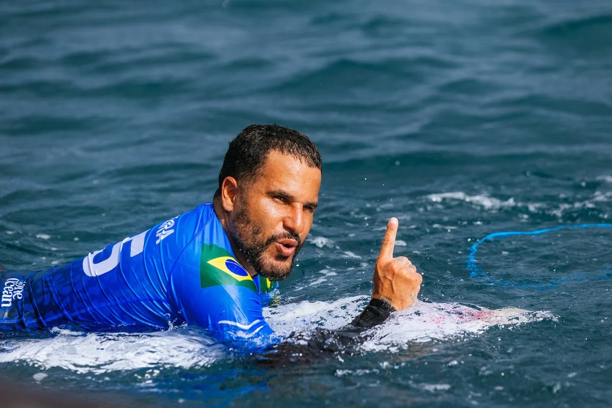 Italo Ferreira é batido por havaiano na semi em Teahupoo, mas fecha etapa no topo do ranking