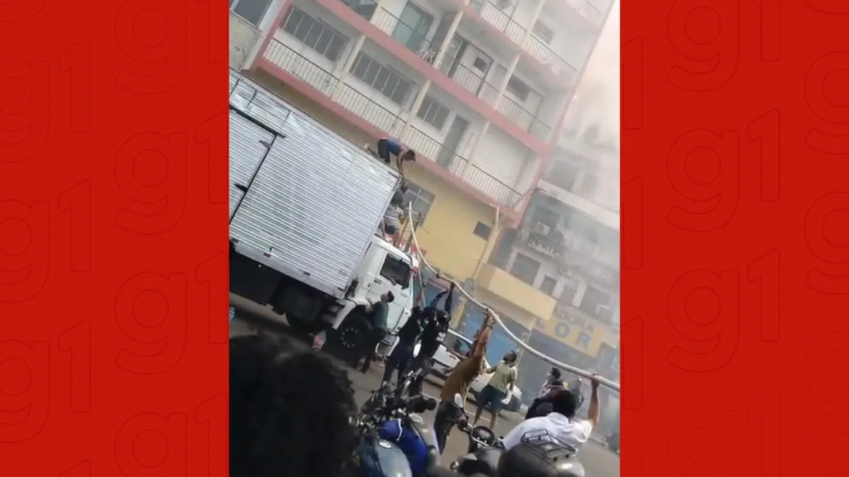 Vídeos mostram moradores ajudando no combate a incêndio que atingiu prédios no Centro de Manaus