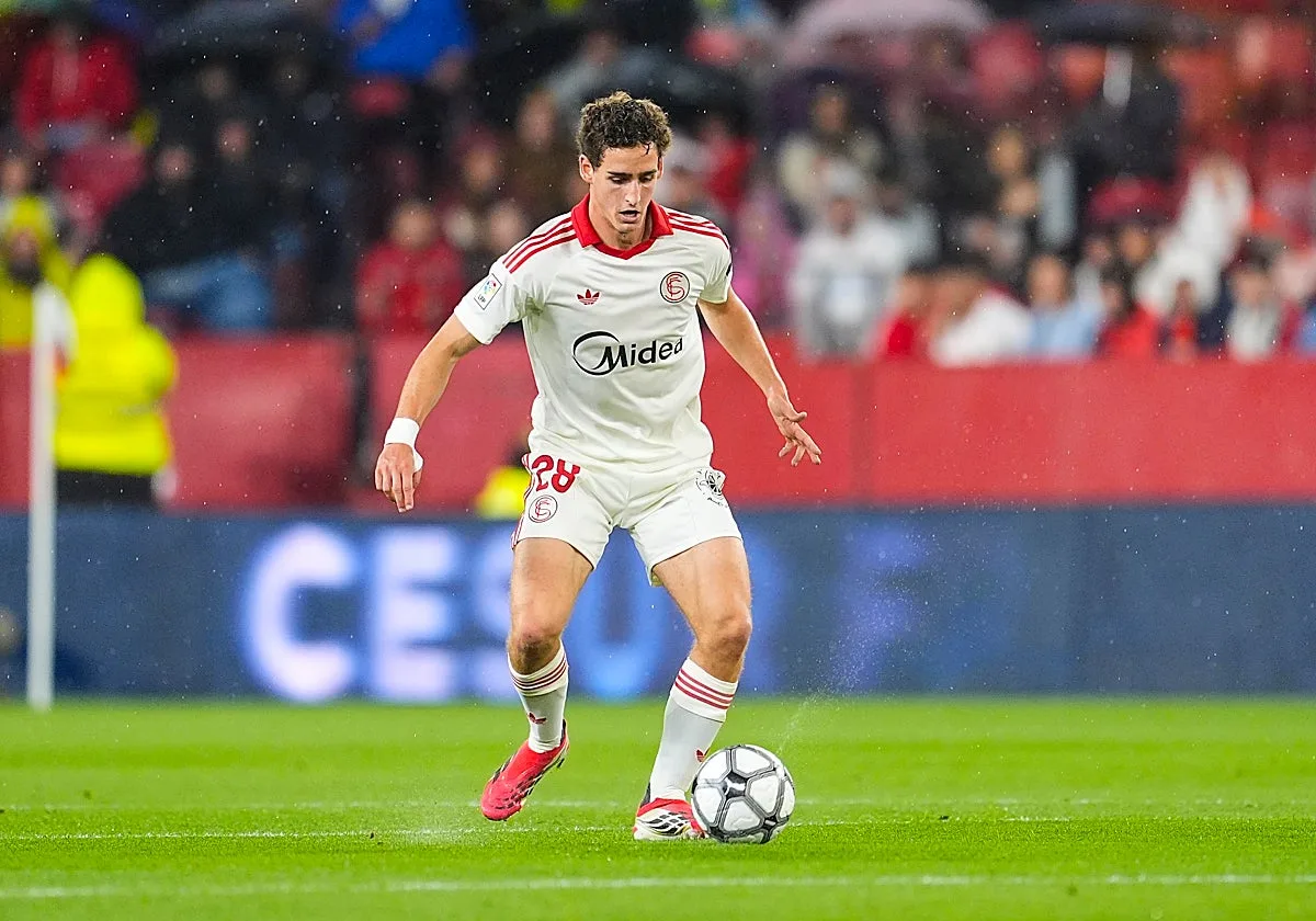 Manu Bueno se queda en el Sevilla con ficha del primer equipo