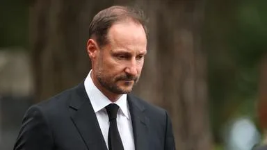Haakon VIII. nimmt Abschied von seinem Vater