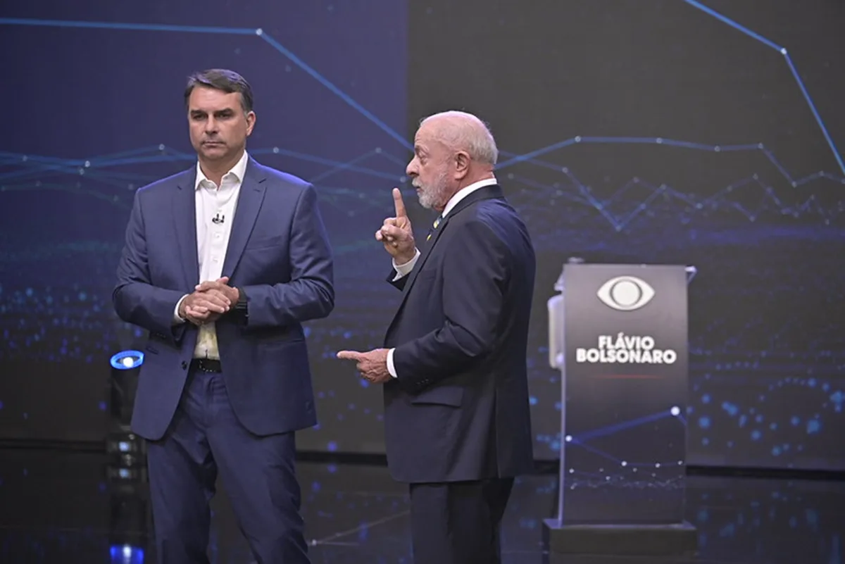 Flávio Bolsonaro e Lula se enfrentam em 1º debate presidencial