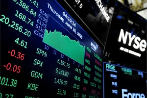 Futuros de NY operam mistos acompanhando queda de chips e balanços nos EUA