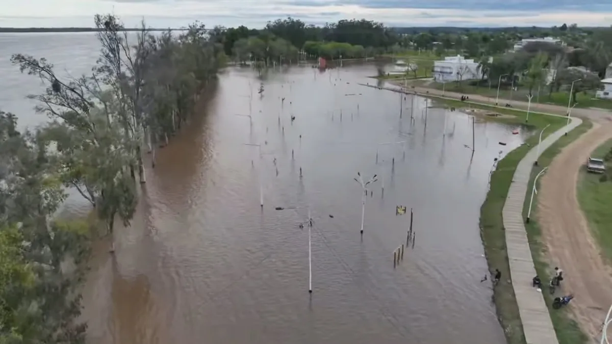 Más de 400 personas dejaron sus casas en Corrientes por la crecida de los ríos Paraná y Uruguay