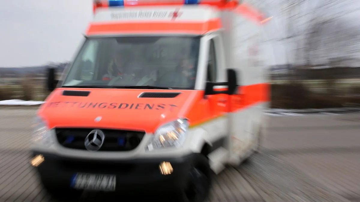 Verkehrsunfall in Hof: Busfahrer bremst vor Fußgängerin ab - drei Menschen verletzt