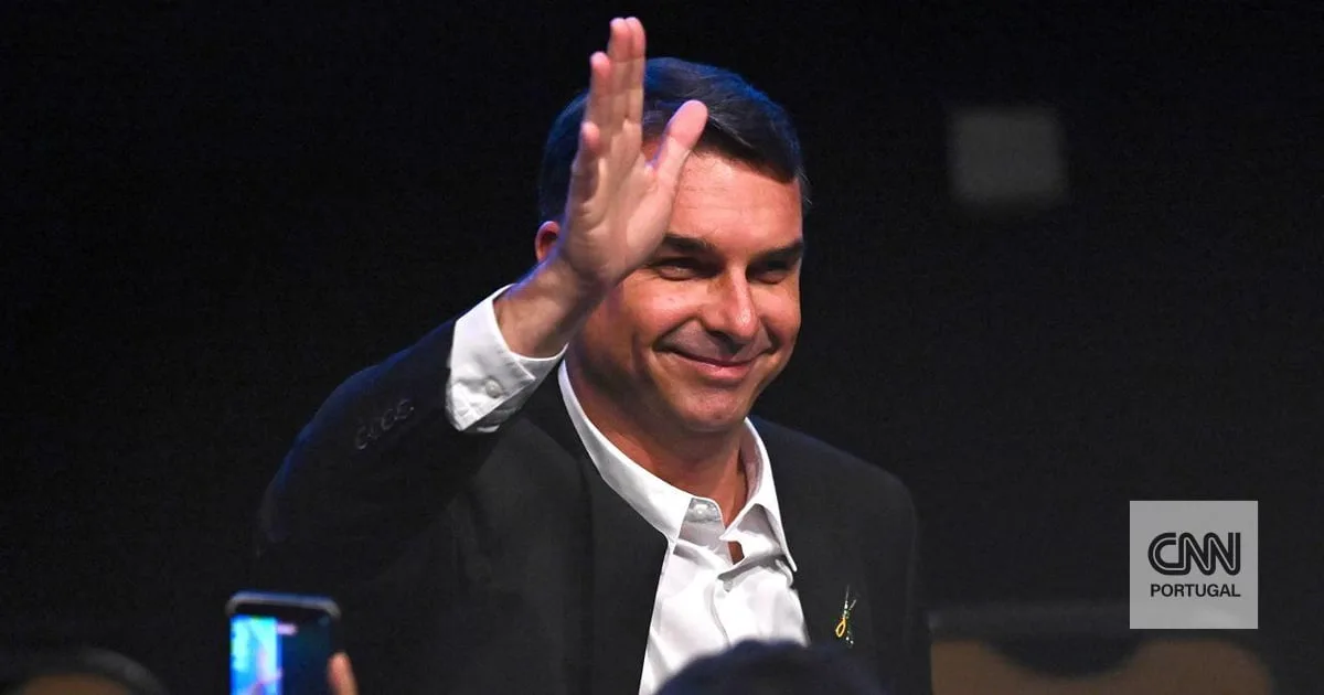 Flávio Bolsonaro promete amnistiar pai e diz que julgamento foi uma "farsa orquestrada para tirar Jair Bolsonaro da vida pública"
