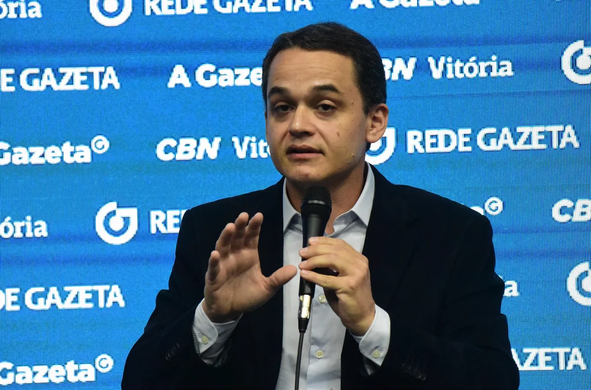 Pazolini afirma que Flávio Bolsonaro tem mostrado um debate nacional "muito equilibrado"