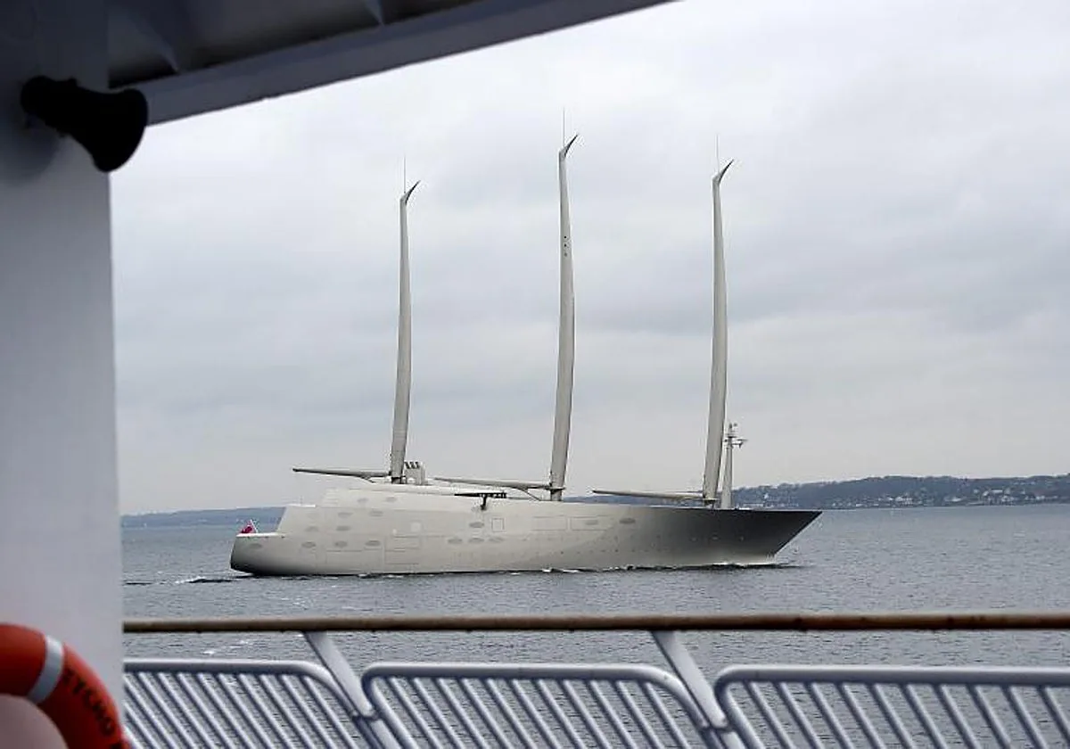 Un velero de lujo de un oligarca ruso, prisionero del golfo de Trieste