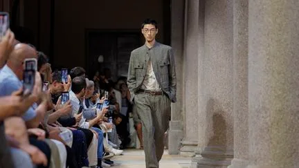 À la Milan Fashion Week féminine printemps-été 2027, de l'artisanat et le premier défilé de Loris Messina et Simone Rizzo chez Moschino