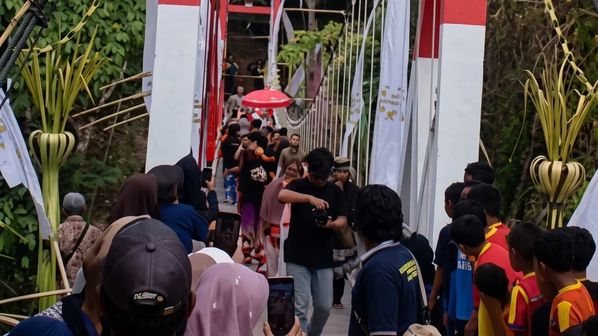 Indonesia: un puente recién construido cedió con 50 personas encima durante la ceremonia de inauguración