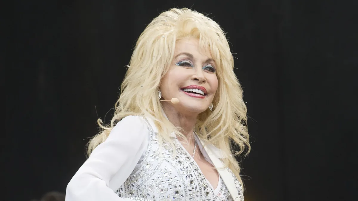 Carlos III rinde homenaje a Dolly Parton marcando estilo: en vídeo, la Guardia Real de Buckingham al ritmo de '9 to 5'