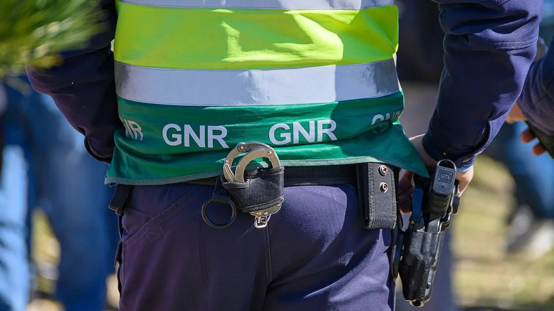 Condutor em fuga embate em viaturas e obriga GNR a disparar para o ar na Quinta do Conde