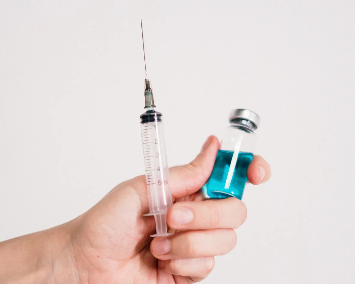 Estudo no Brasil testa tratamento injetável inédito contra HIV a cada 4 meses; ativista recebeu primeiras doses no país